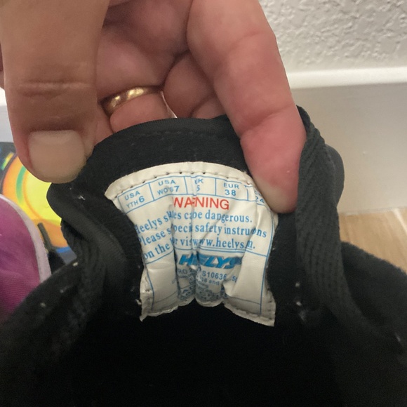 Heely’s Wheeled Kids shoe - Picture 7 of 7